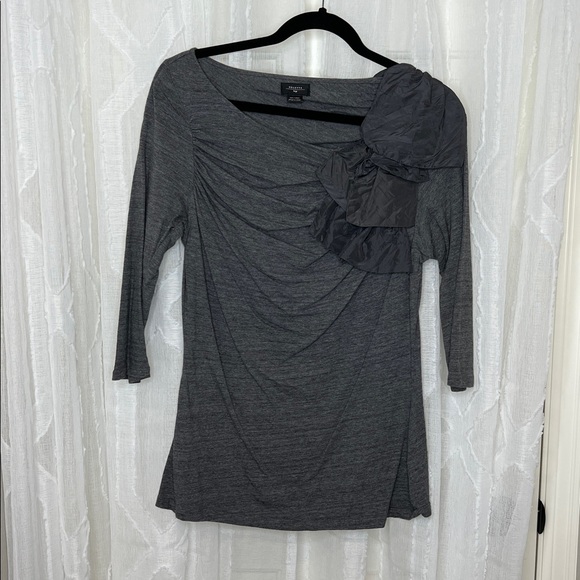 Deletta Tops - Deletta Anthropologie Ruffle Shoulder Boho Top | Gray | Size Large